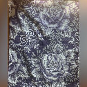 El Domlión King Sized Woven Purple and White Floral Blanket 72x80